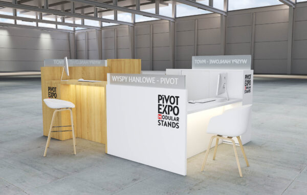 Wyspa handlowa typu office marki Pivot – widok z perspektywy użytkownika. Front wykonany z jasnego drewna z podświetleniem LED oraz logo „Pivot Expo Modular Stands”. Po lewej stronie widoczna wbudowana witryna ekspozycyjna. Białe panele boczne z mlecznymi przesłonami i miejscami pracy wewnątrz. Nowoczesne i funkcjonalne stanowisko do obsługi klienta w przestrzeni handlowej.