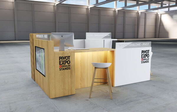 Wyspa handlowa typu office marki Pivot – widok z perspektywy użytkownika. Front wykonany z jasnego drewna z podświetleniem LED oraz logo „Pivot Expo Modular Stands”. Po lewej stronie widoczna wbudowana witryna ekspozycyjna. Białe panele boczne z mlecznymi przesłonami i miejscami pracy wewnątrz. Nowoczesne i funkcjonalne stanowisko do obsługi klienta w przestrzeni handlowej.