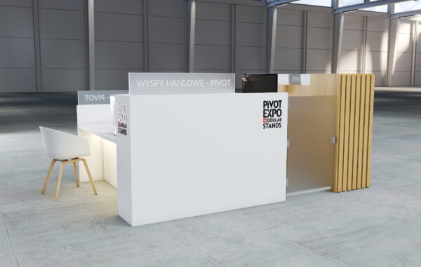 Wyspa handlowa typu office marki Pivot – widok z perspektywy użytkownika. Front wykonany z jasnego drewna z podświetleniem LED oraz logo „Pivot Expo Modular Stands”. Po lewej stronie widoczna wbudowana witryna ekspozycyjna. Białe panele boczne z mlecznymi przesłonami i miejscami pracy wewnątrz. Nowoczesne i funkcjonalne stanowisko do obsługi klienta w przestrzeni handlowej.
