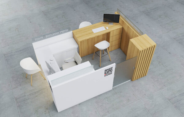 Wyspa handlowa typu office marki Pivot – widok z perspektywy użytkownika. Front wykonany z jasnego drewna z podświetleniem LED oraz logo „Pivot Expo Modular Stands”. Po lewej stronie widoczna wbudowana witryna ekspozycyjna. Białe panele boczne z mlecznymi przesłonami i miejscami pracy wewnątrz. Nowoczesne i funkcjonalne stanowisko do obsługi klienta w przestrzeni handlowej.